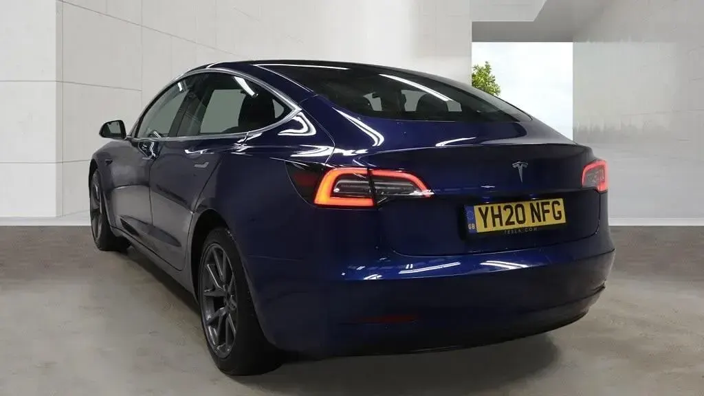 Usado Tesla Model 3 Standard Range 239 kW (325 HP) 2020 Azul Sedan