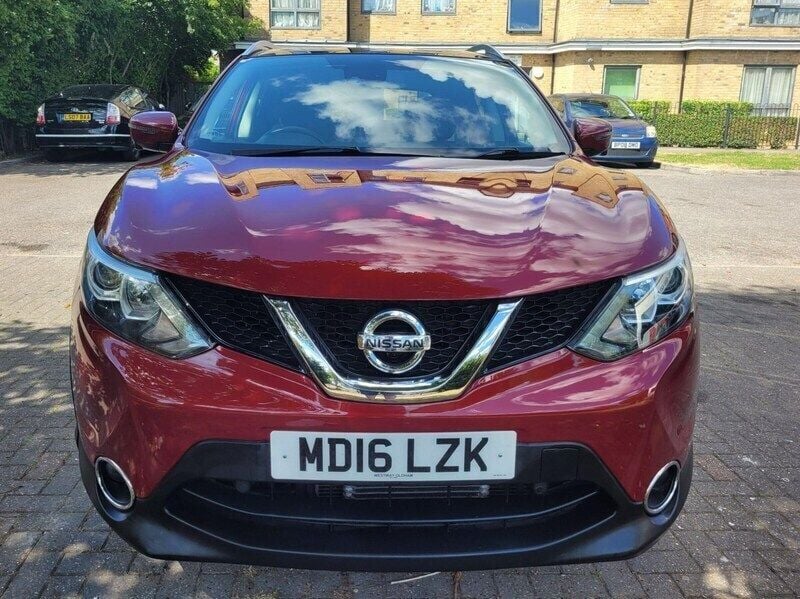 Red Used 2016 Nissan Qashqai N-Connecta SUV | £10,999 (Fair price) - Image 1/4