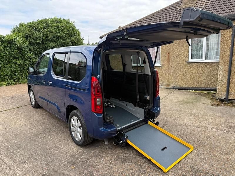 Blue Used 2023 Vauxhall Combo MPV | £17,995 (Fair price) - Image 1/4