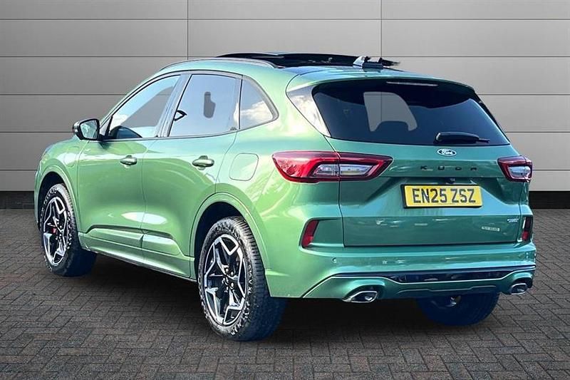 Second-hand Ford Kuga ST-Line 243 CP (178 kW) 2025 Verde SUV