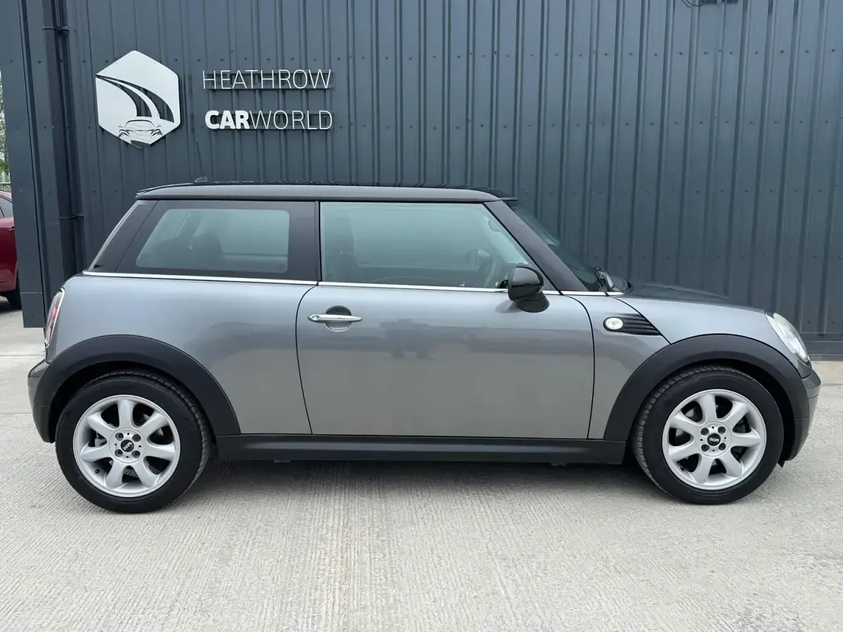 Usado Mini Cooper Hatch 122 CV (89 kW) 2010 Gris Utilitario