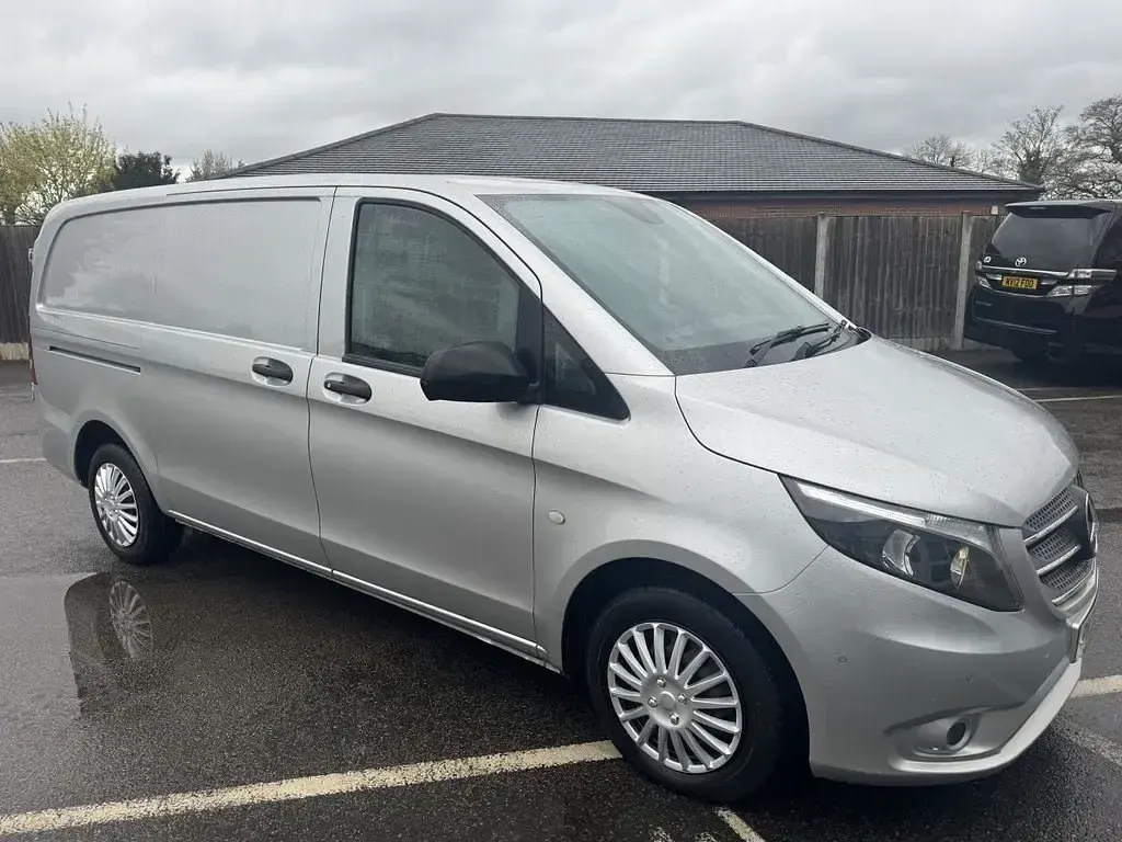 Usado Mercedes Vito Premium 163 HP (119 kW) 2020 Prateado Van