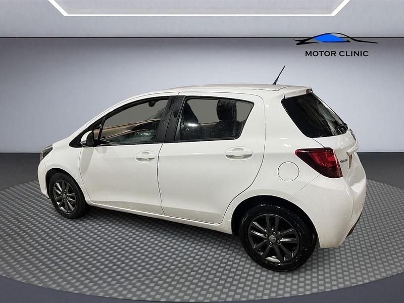 Used Toyota Yaris 90 HP (66 kW) 2014 White Hatchback