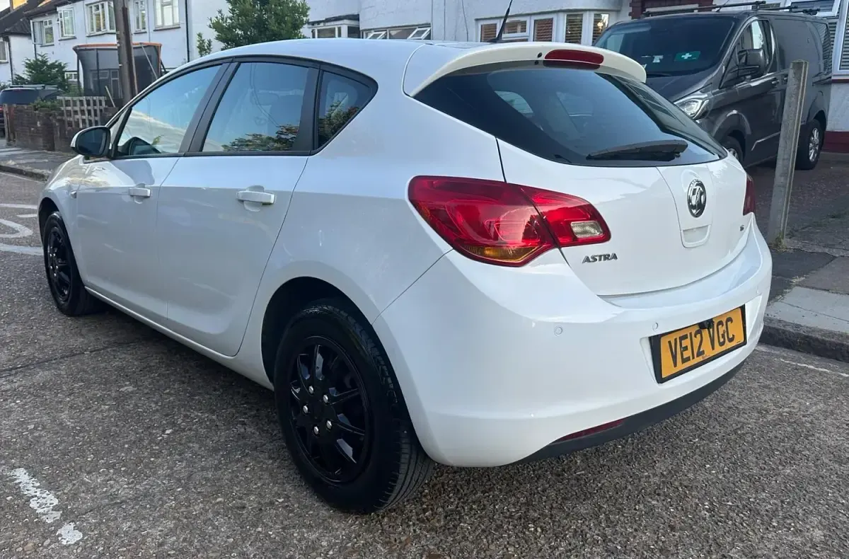 Used Vauxhall Astra 115 HP (84 kW) 2012 White Hatchback
