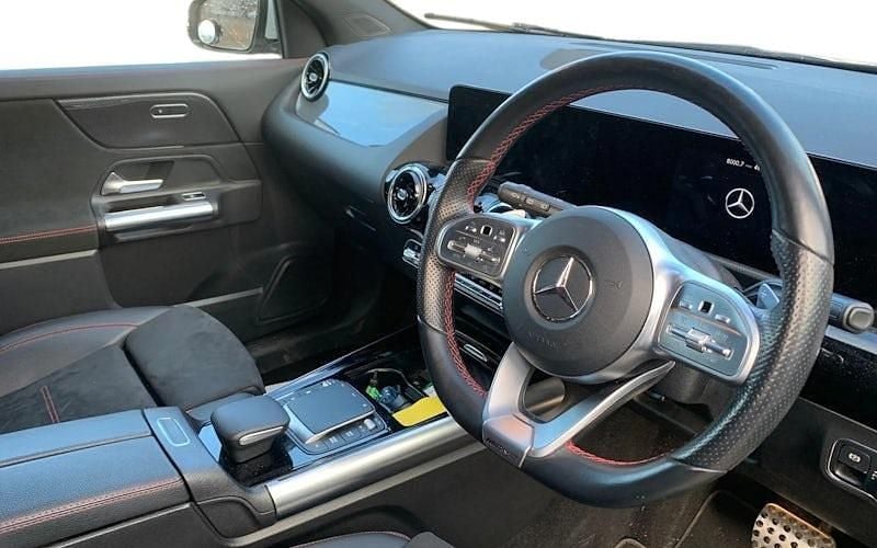 Used Mercedes GLA200 Active 150 HP (110 kW) 2021 White SUV