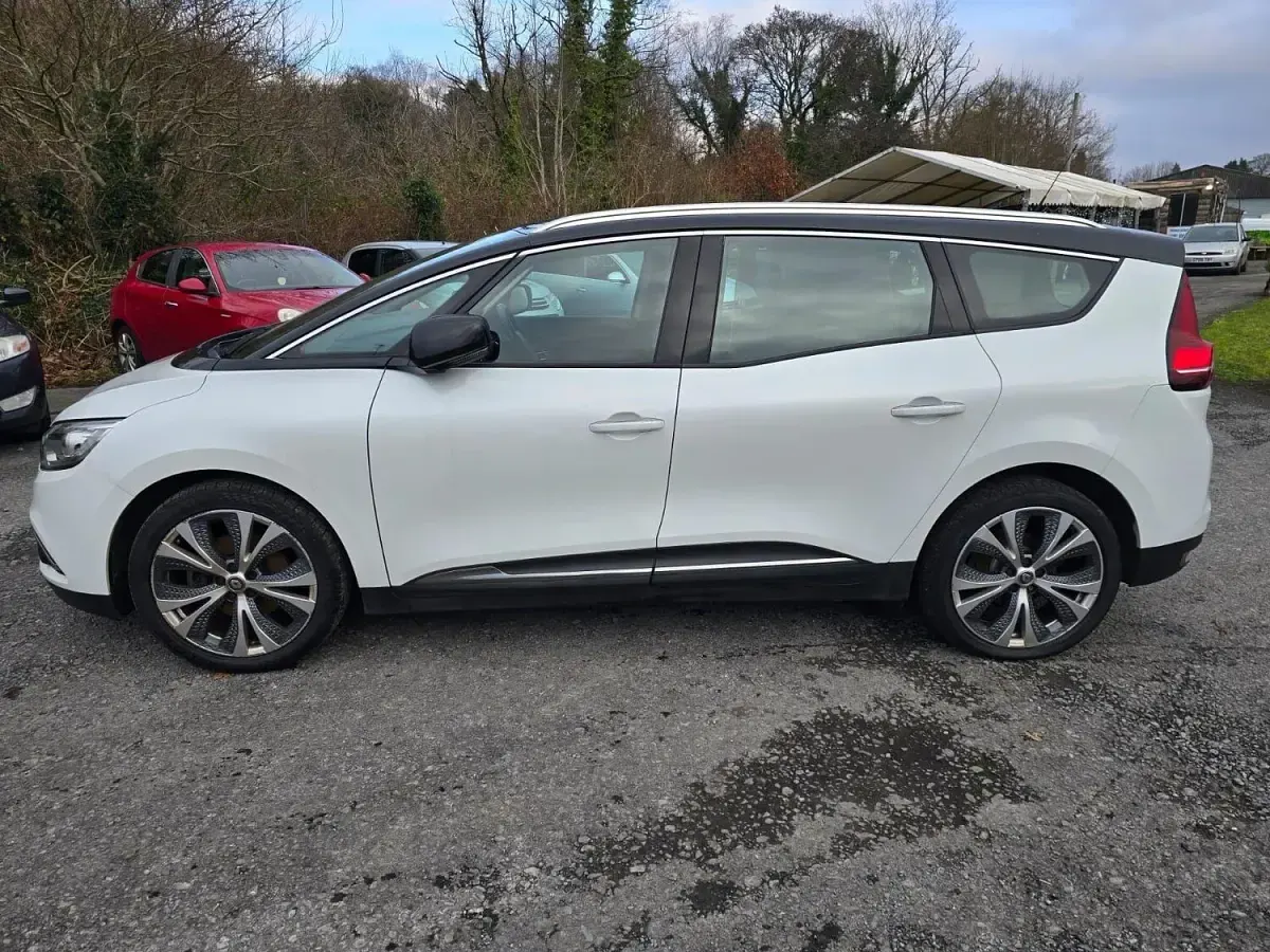 Used Renault Grand Scénic IV Dynamique 2018 White/black MPV