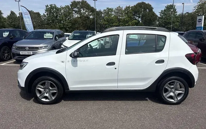 Used Dacia Sandero Lauréate 90 HP (66 kW) 2018 White Hatchback
