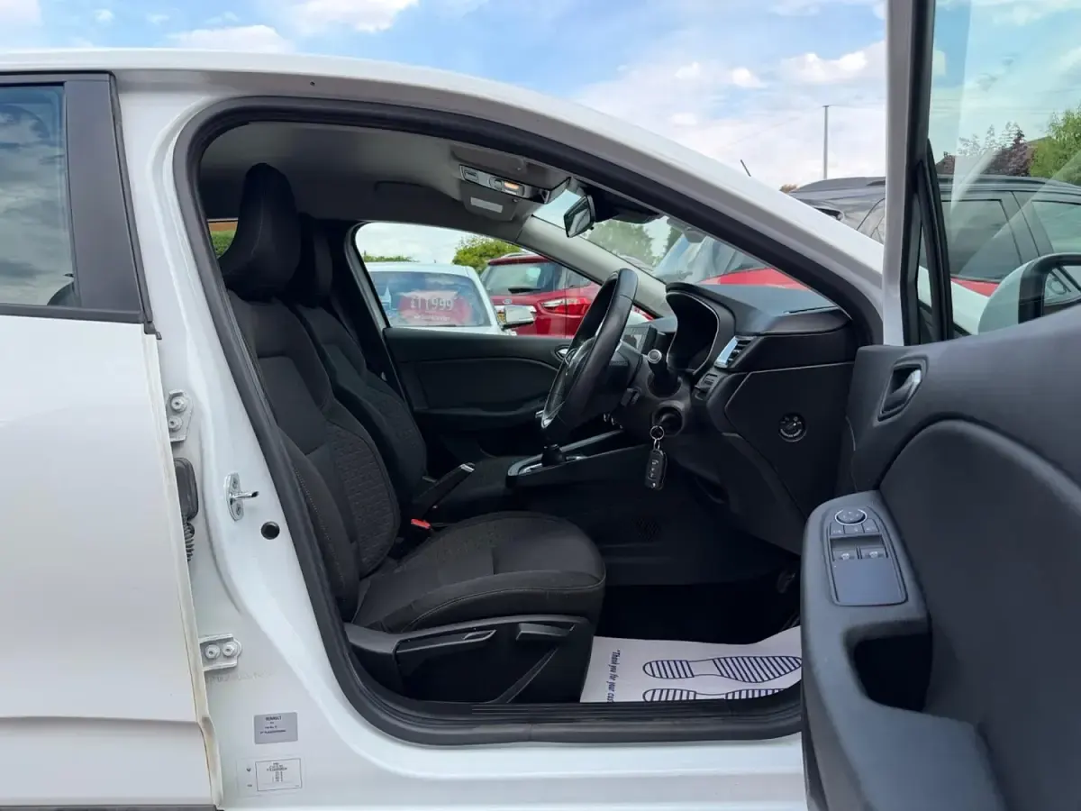 Used Renault Clio Play 2021 White Hatchback