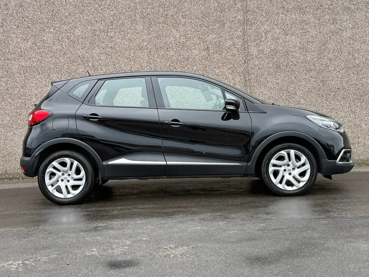 Used Renault Captur Dynamique 90 HP (66 kW) 2016 Black SUV