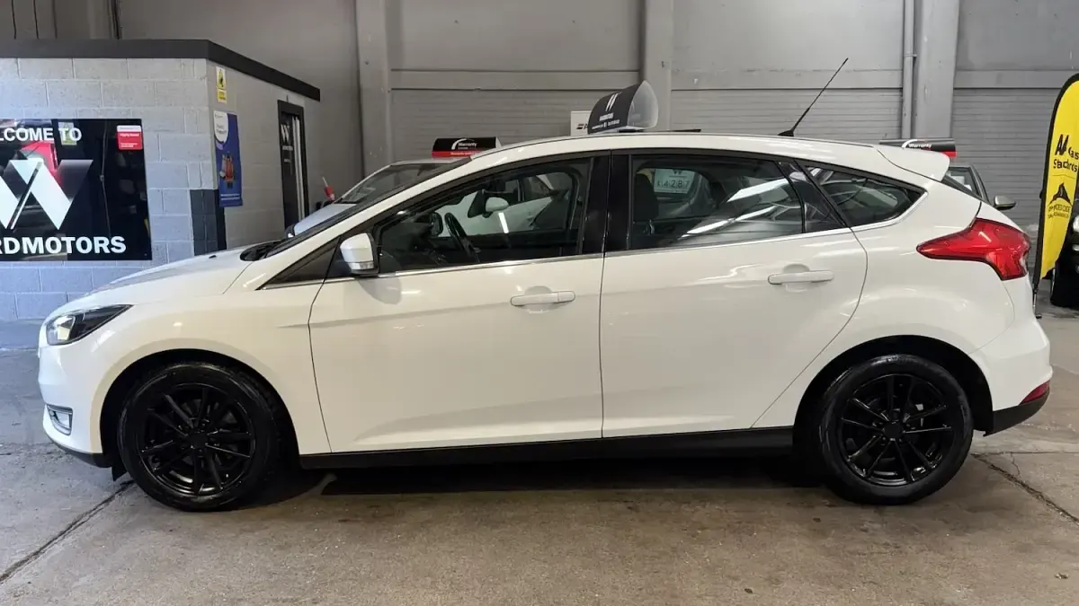 Used Ford Focus Zetec 2015 White Hatchback