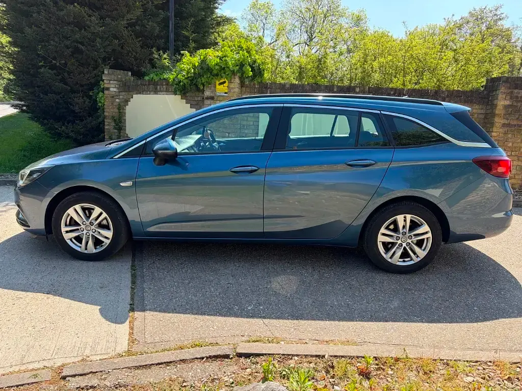 Used Vauxhall Astra Design Edition 2017 Blue Estate