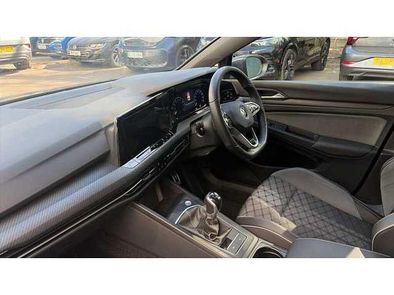 Second-hand VW Golf VIII 130 CP (95 kW) 2022