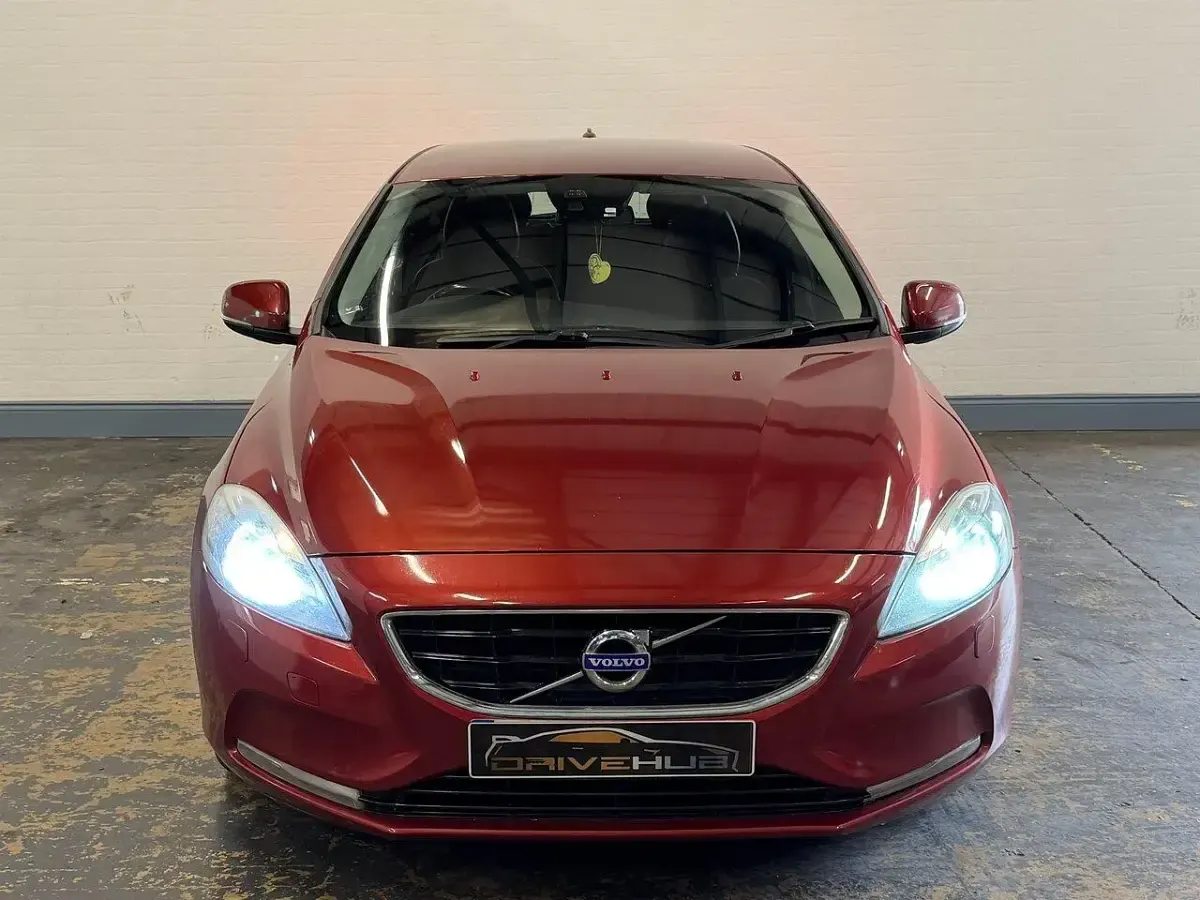 Used Volvo V40 SE 115 HP (84 kW) 2015 Red Hatchback