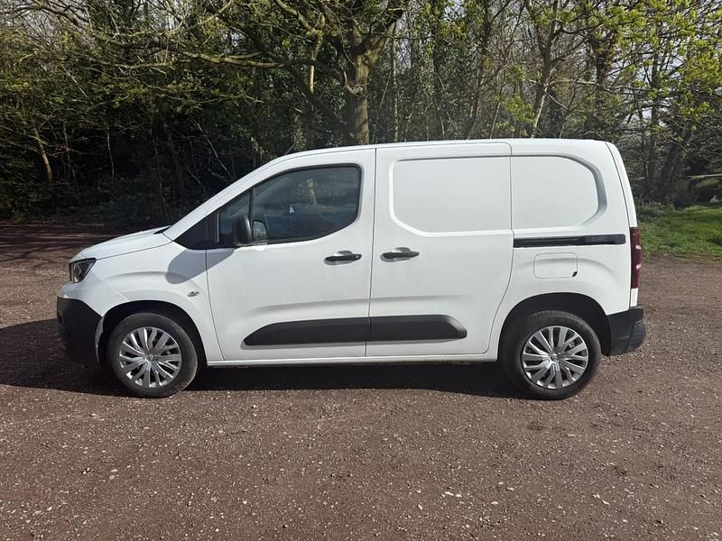 Used Peugeot Partner 100 HP (73 kW) 2019 White MPV
