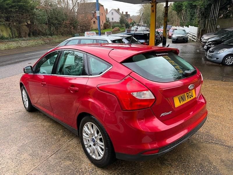 Used Ford Focus Titanium 125 HP (91 kW) 2011 Red Hatchback