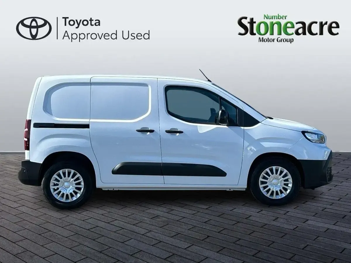 Used Toyota Proace 50 kW (68 HP) 2024 White MPV