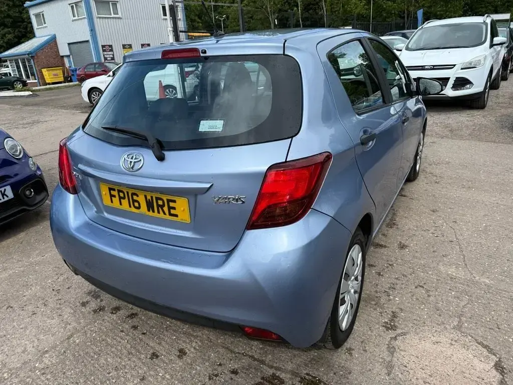 Used Toyota Yaris Active 69 HP (50 kW) 2016 Blue Hatchback