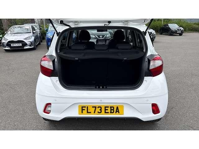 Used Hyundai i10 Premium 67 HP (49 kW) 2023 White Hatchback