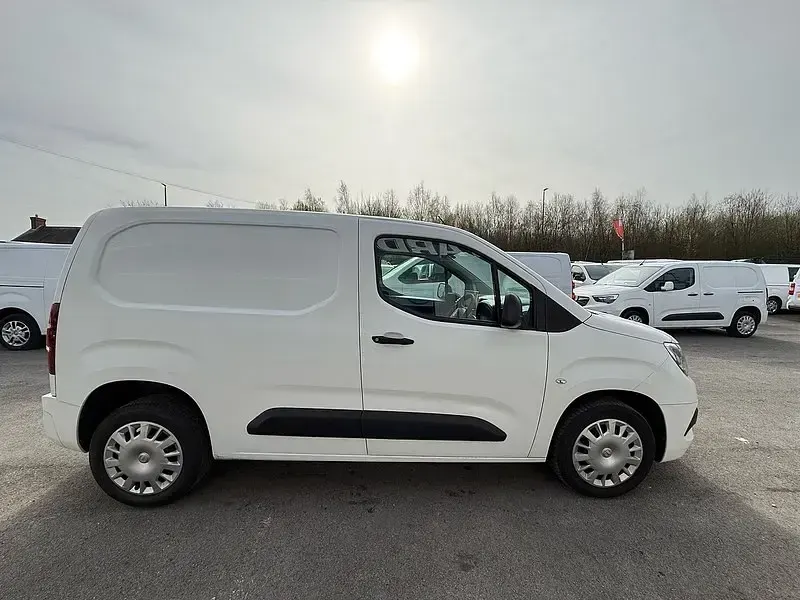 Usado Vauxhall Combo Sportive 100 CV (73 kW) 2020 Blanco Monovolumen