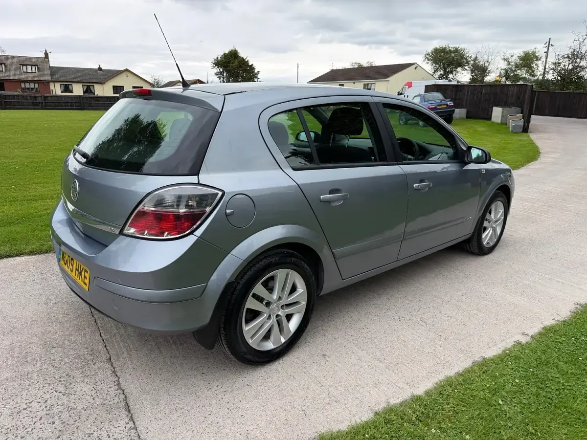 Used Vauxhall Astra 115 HP (84 kW) 2009 Silver Hatchback