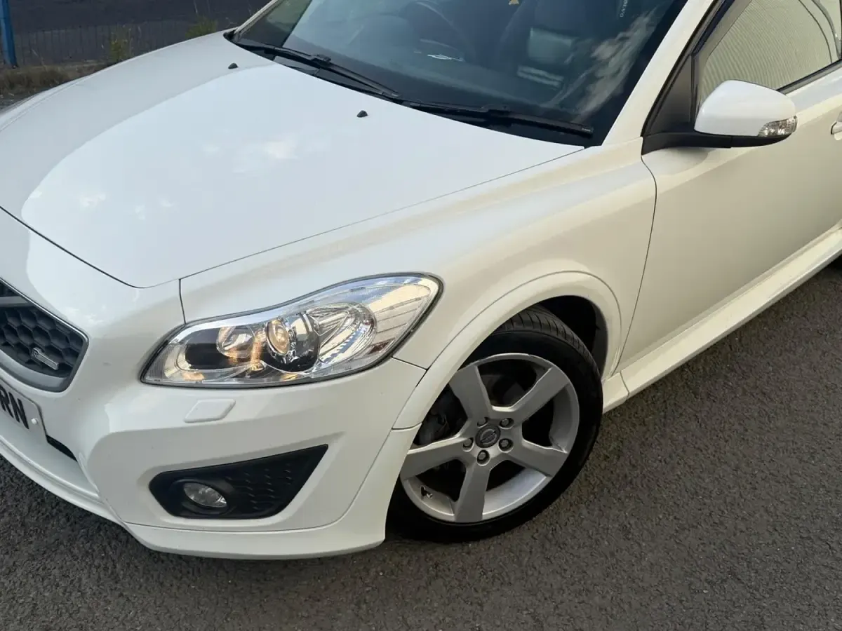 Used Volvo C30 R-Design 145 HP (106 kW) 2013 White Hatchback