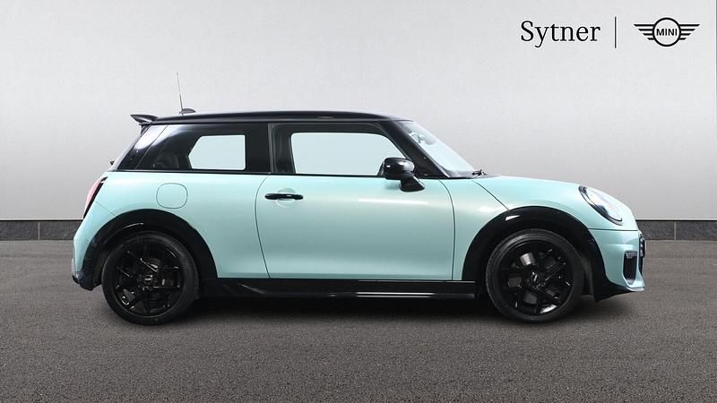 Begagnad Mini Cooper Hatch 113 kW (154 HK) 2025 Grön Halvkombi
