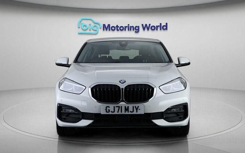 Used BMW 118 Sport Line 136 HP (100 kW) 2021 White Hatchback