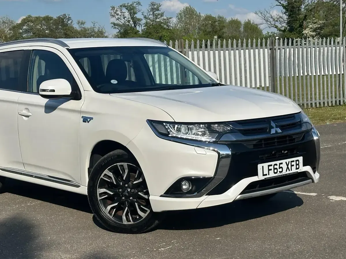 Used Mitsubishi Outlander P-HEV 2016 White Estate