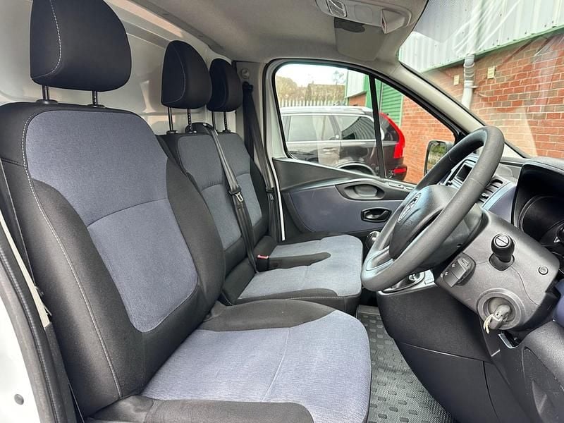 Used Vauxhall Vivaro 115 HP (84 kW) 2015 White MPV