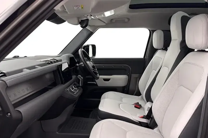 Used Land Rover Defender HSE Dynamic 350 HP (257 kW) 2024 Silver SUV