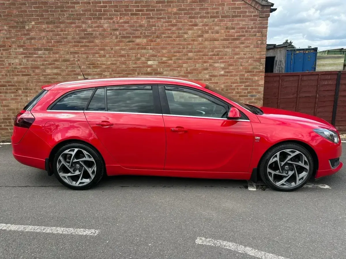 Used Vauxhall Insignia SRi 163 HP (119 kW) 2015 Red Estate