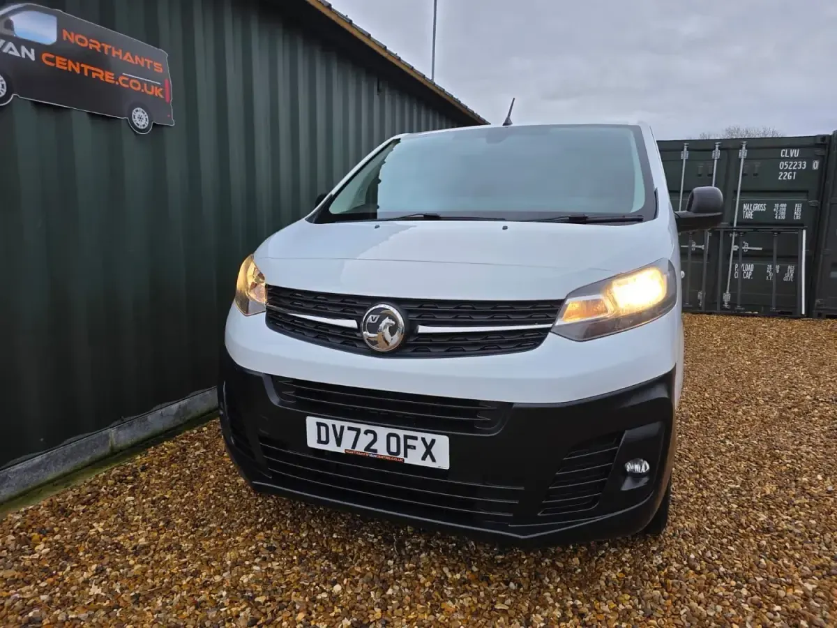 Second-hand Vauxhall Vivaro 100 CP (73 kW) 2022 Alb Monovolum