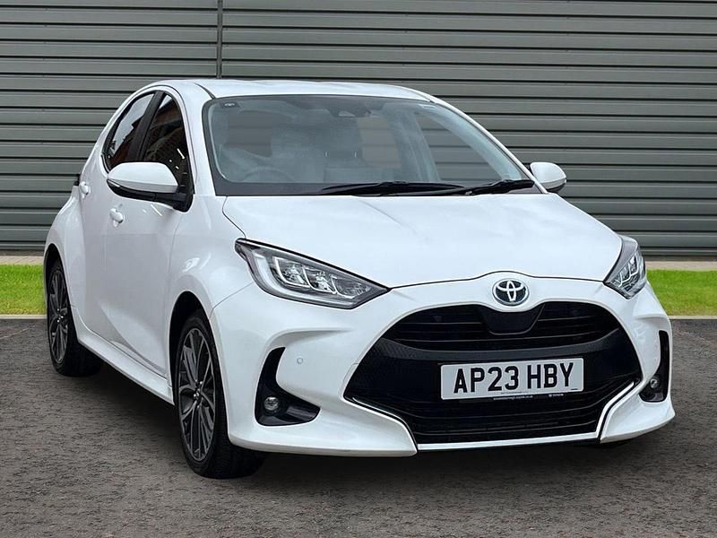 Used Toyota Yaris 116 HP (85 kW) 2023 Pure white Hatchback
