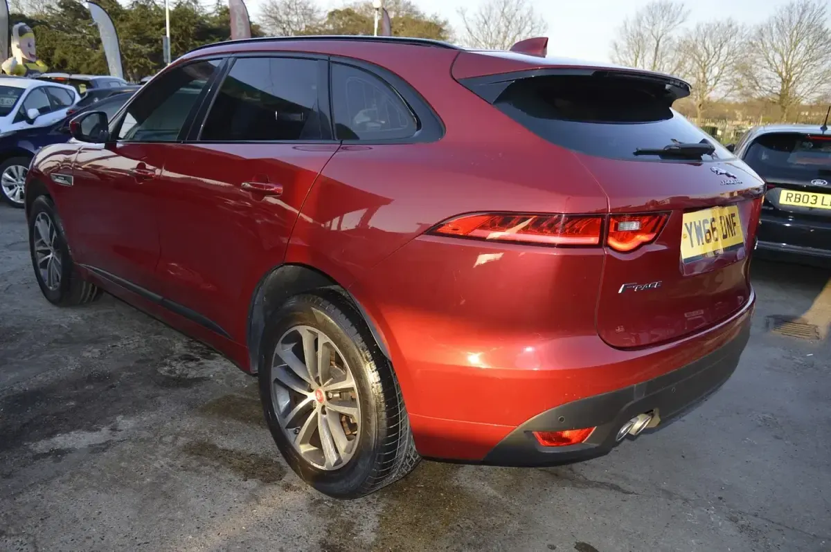 Używany Jaguar F-Pace R-Sport 180 KM (132 kW) 2017 Czerwony SUV