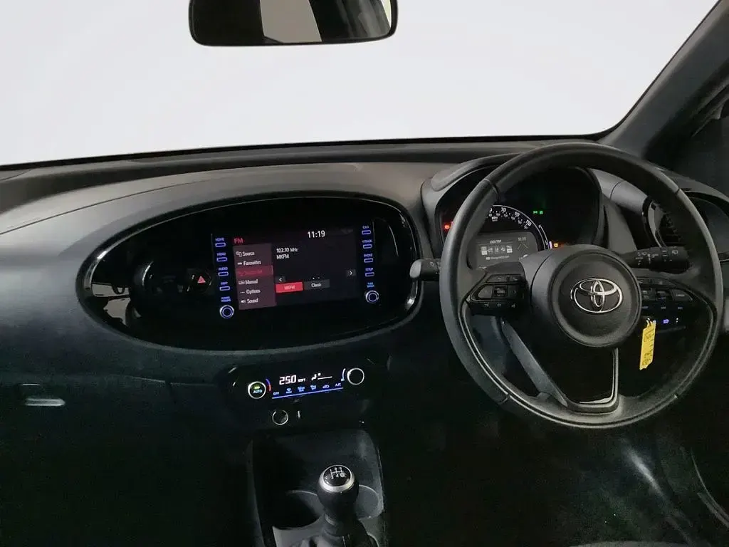 Used Toyota Aygo X 72 HP (52 kW) 2023 White SUV