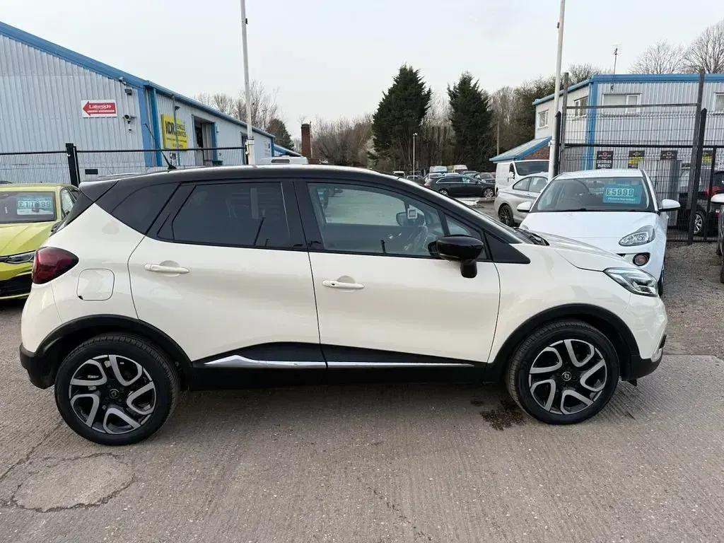 Used Renault Captur Dynamique 90 HP (66 kW) 2017 Cream/black SUV