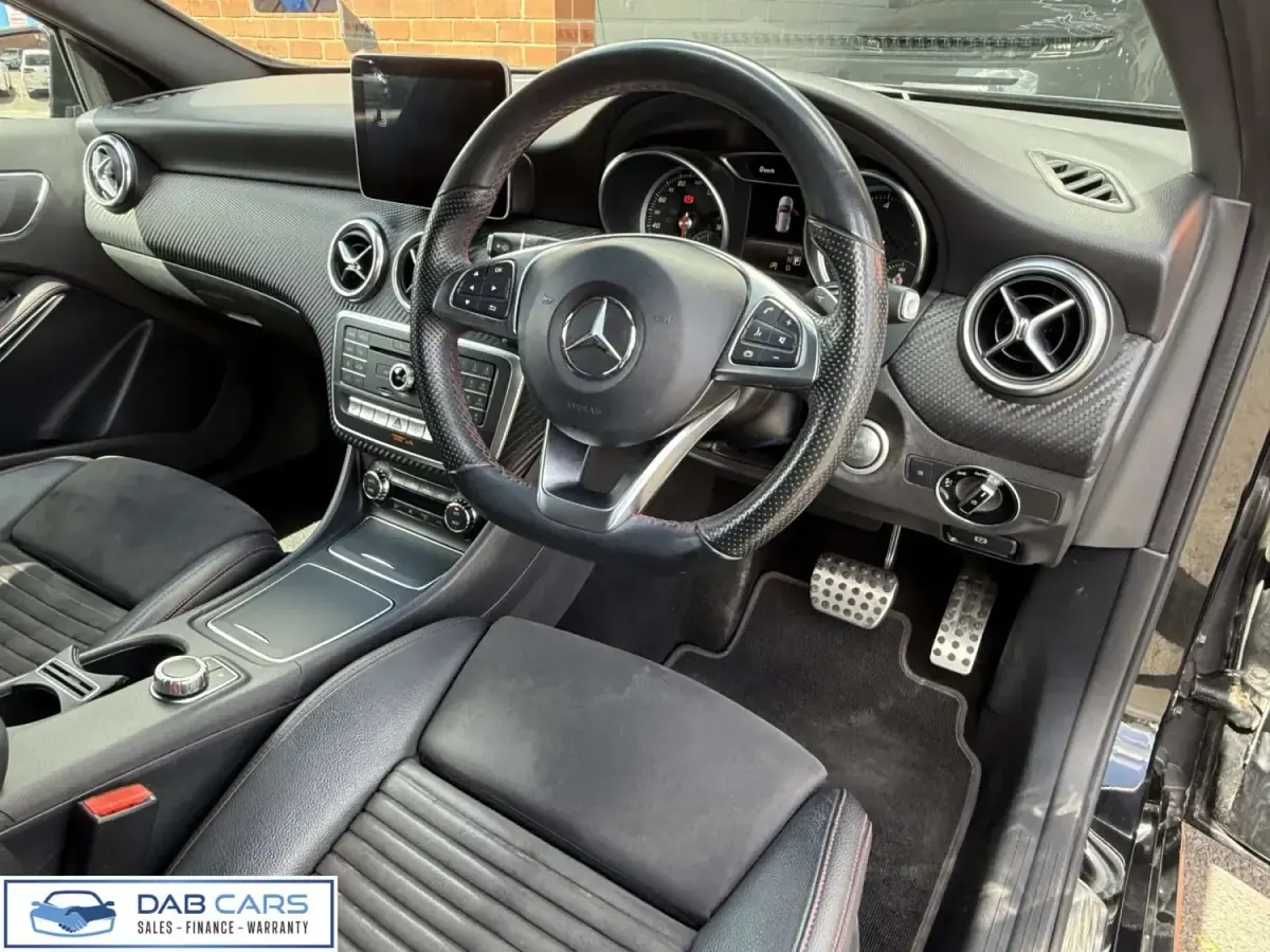 Begagnad Mercedes A200 AMG Line Premium 2018 Svart Halvkombi