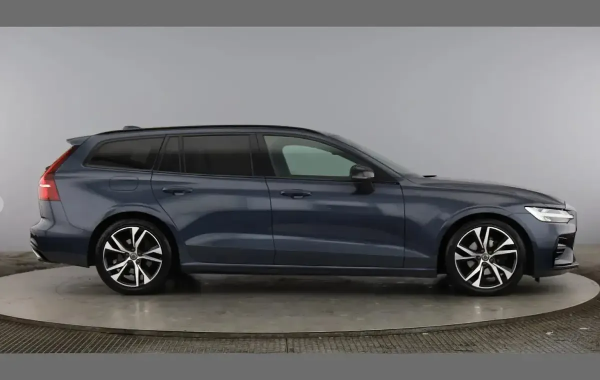 Used Volvo V60 R-Design 161 HP (118 kW) 2022 Blue Estate