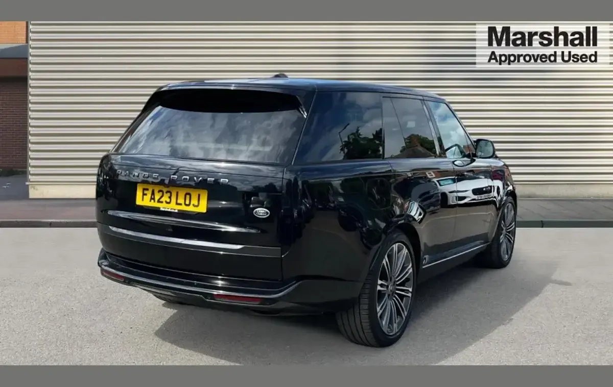Used Land Rover Range Rover HSE 400 HP (294 kW) 2023 Santorini black metallic SUV