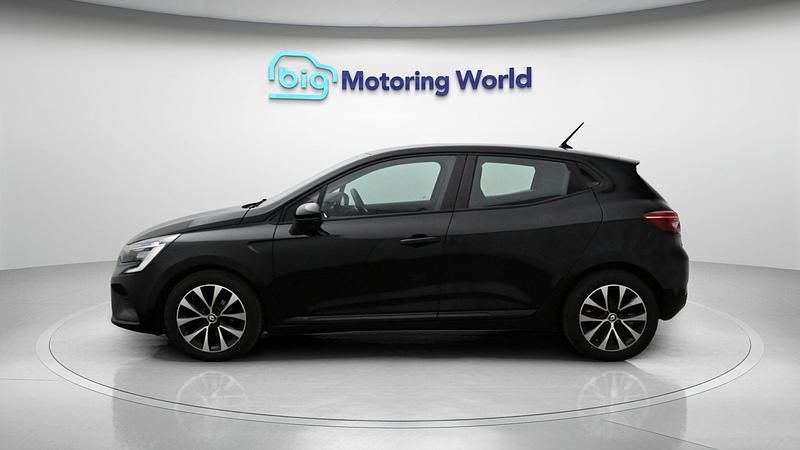 Used Renault Clio V Iconic 90 HP (66 kW) 2022 Black Hatchback
