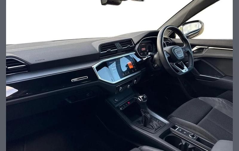 Używany Audi Q3 Black Edition 150 KM (110 kW) 2022 Niebieski SUV