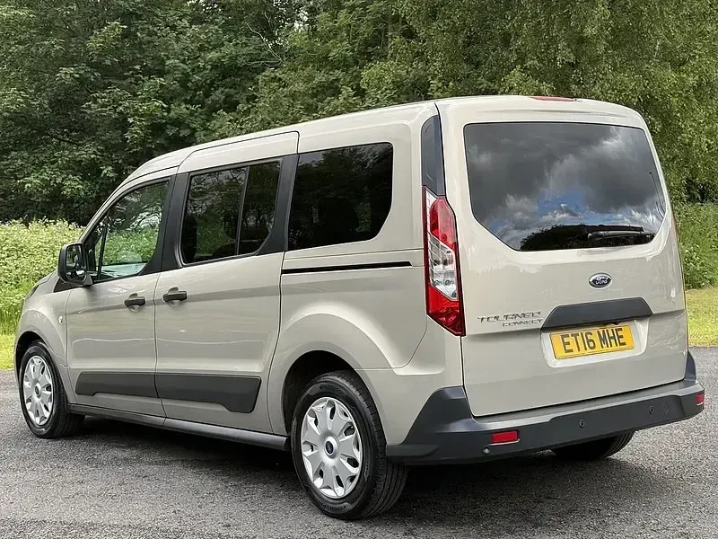 Used Ford Tourneo Connect Zetec 120 HP (88 kW) 2016 Silver MPV