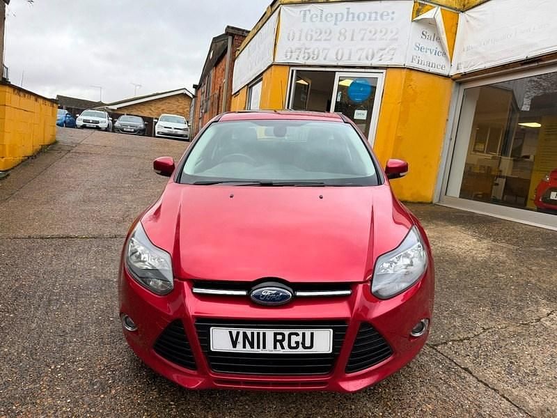 Used Ford Focus Titanium 125 HP (91 kW) 2011 Red Hatchback