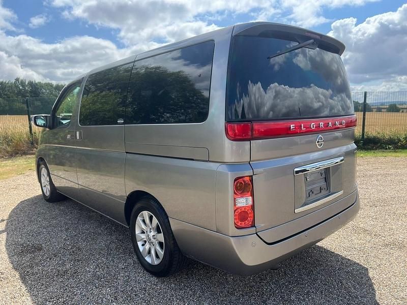Usado Nissan Elgrand 2010 Gris Monovolumen
