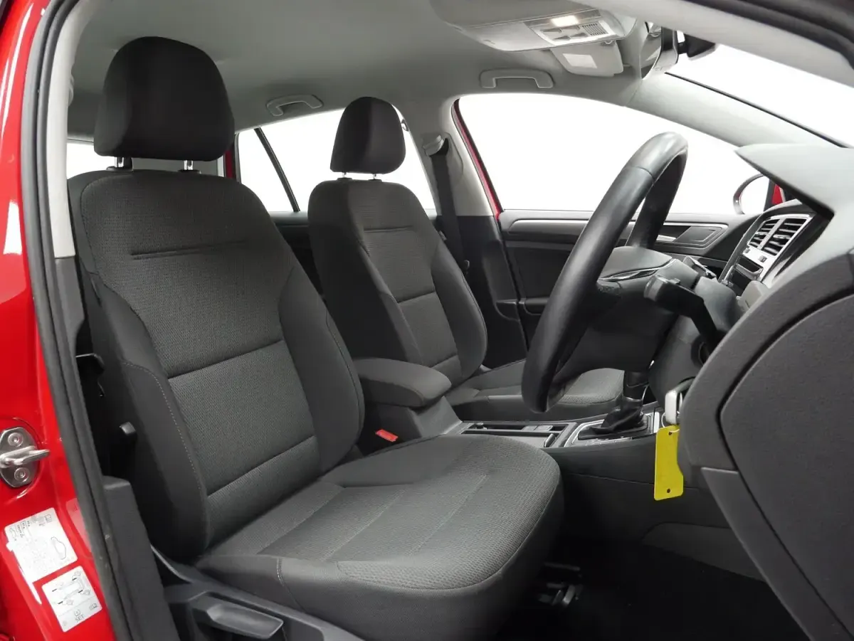 Used VW Golf VII SE 110 HP (80 kW) 2018 Red Hatchback