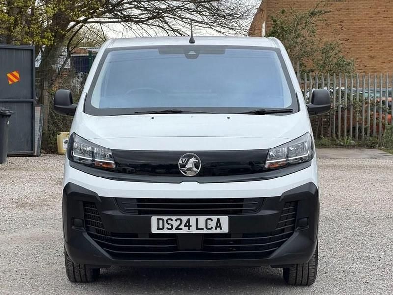 Second-hand Vauxhall Vivaro 150 CP (110 kW) 2024 Alb Monovolum