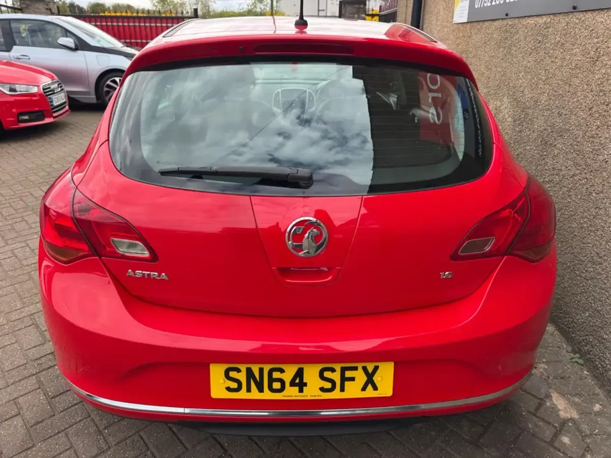 Używany Vauxhall Astra Excite 115 KM (84 kW) 2014 Czerwony Hatchback