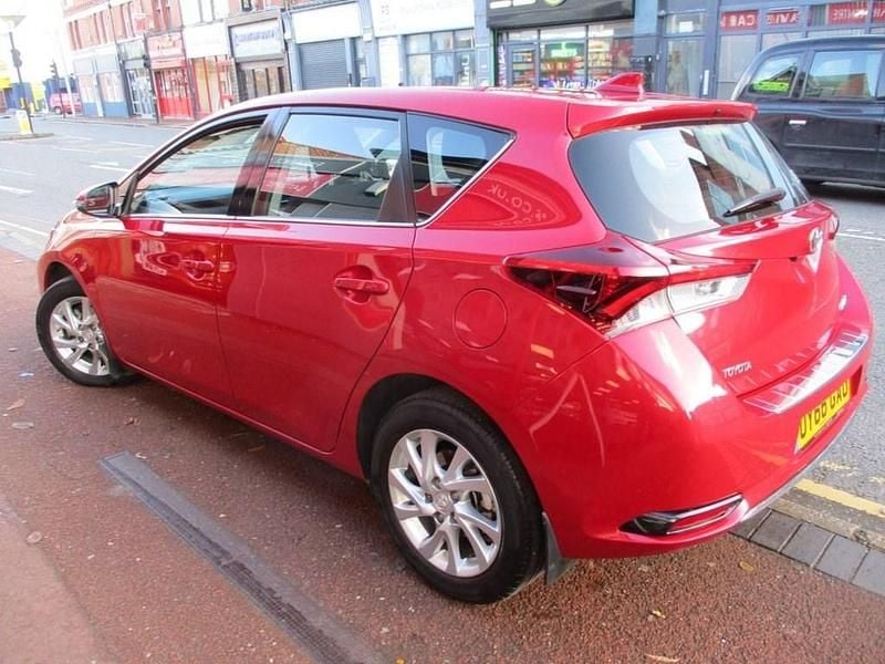 Used Toyota Auris 116 HP (85 kW) 2016 Red Hatchback