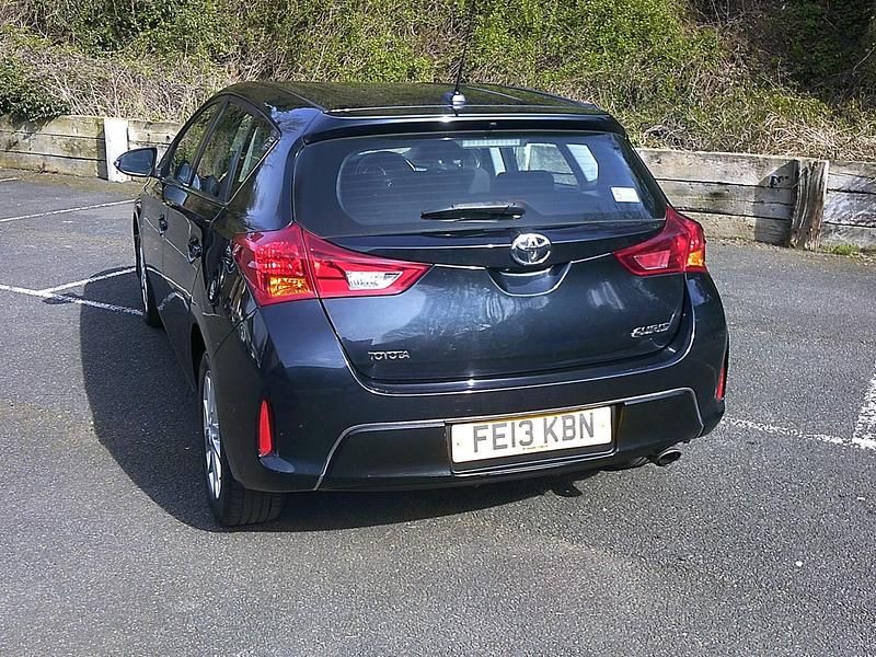 Used Toyota Auris Multidrive S 132 HP (97 kW) 2013 Grey Hatchback