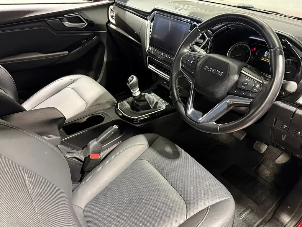 Used Isuzu Pick up 164 HP (120 kW) 2022 Red Pickup